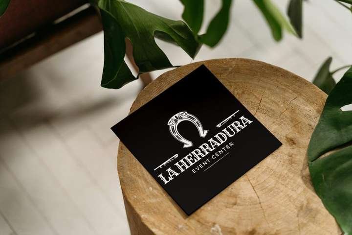 La Herradura - Logotipo en tarjeta cuadrada